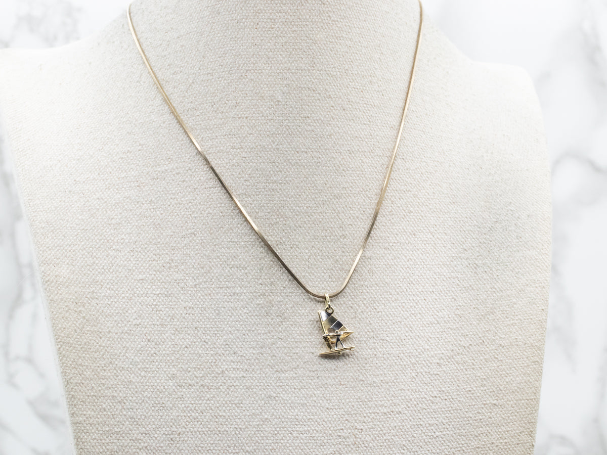 Charm de windsurfista en dos tonos dorados