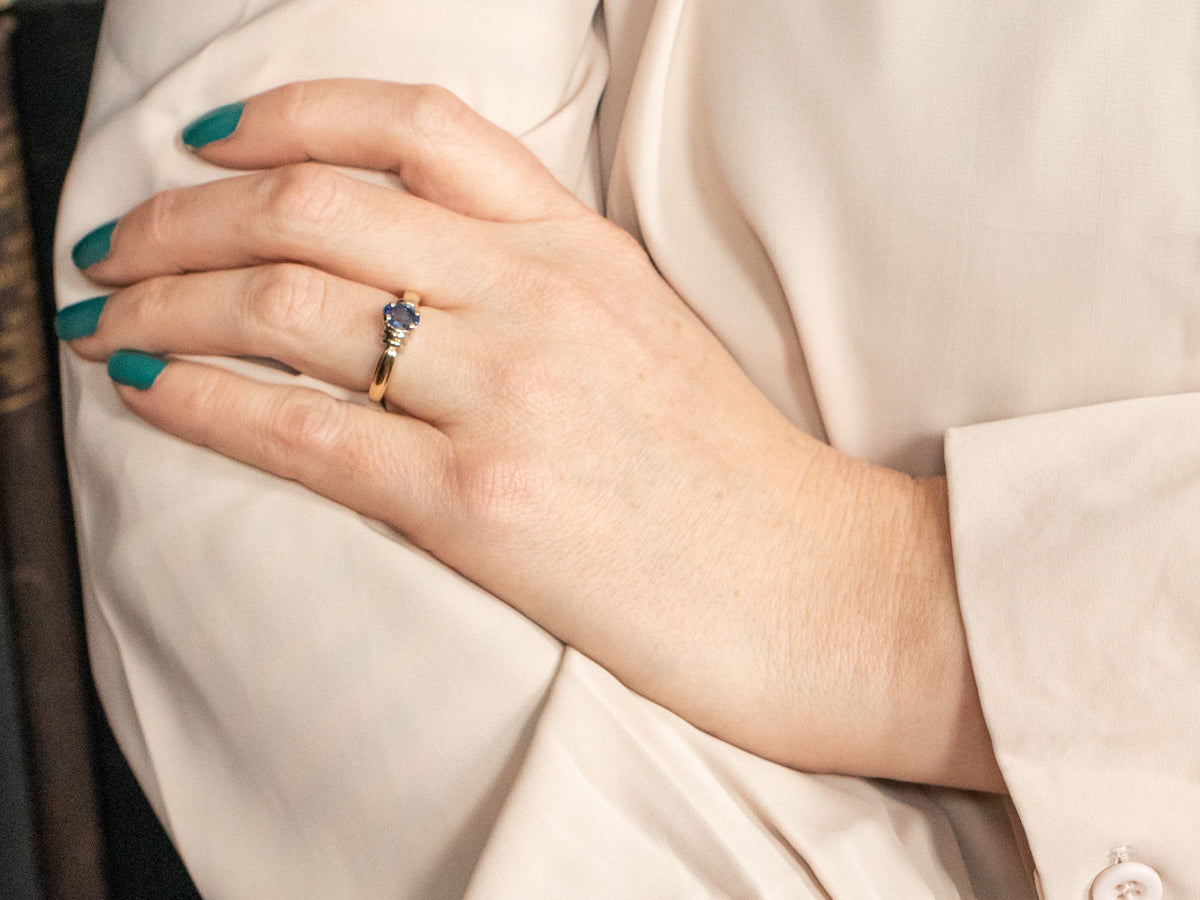 Anillo solitario de zafiro de talla ovalada