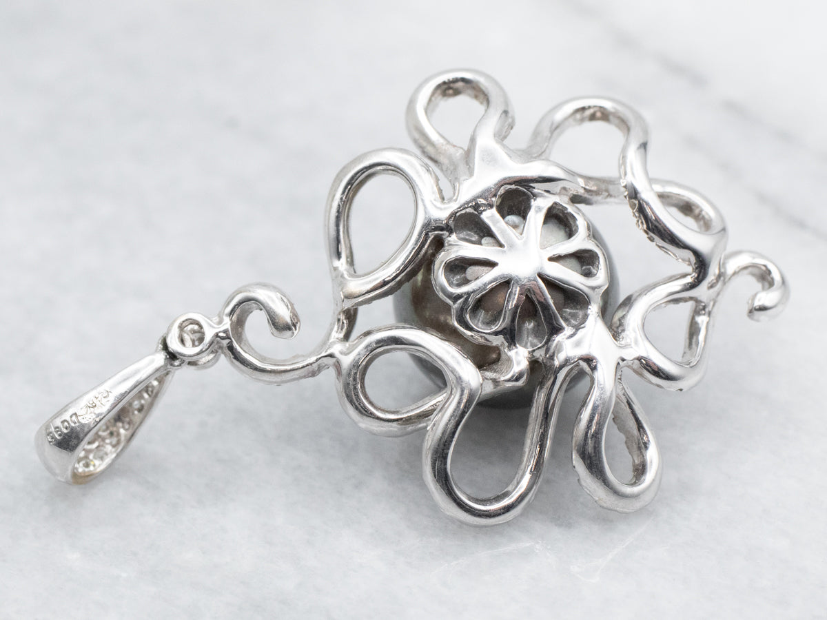 Colgante en forma de remolino de diamantes y perlas grises