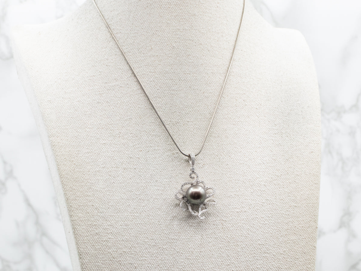 Colgante en forma de remolino de diamantes y perlas grises