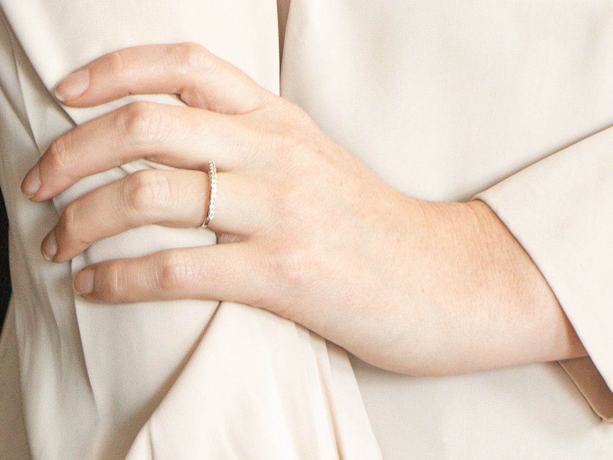 Alianza modernista de diamantes de engaste alto