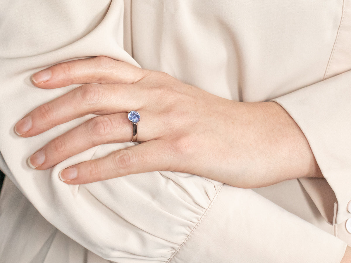 Anillo de compromiso con solitario de zafiro y platino