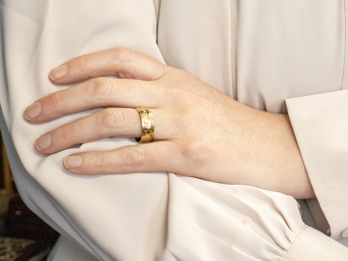 Vintage Gold Flower Pattern Wedding Band