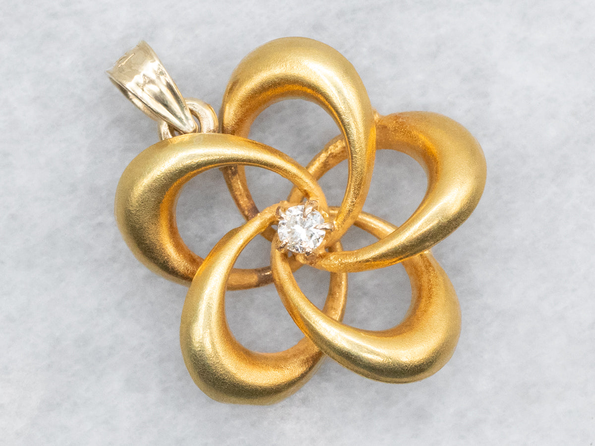 Colgante Nudo de Diamantes en Oro Amarillo