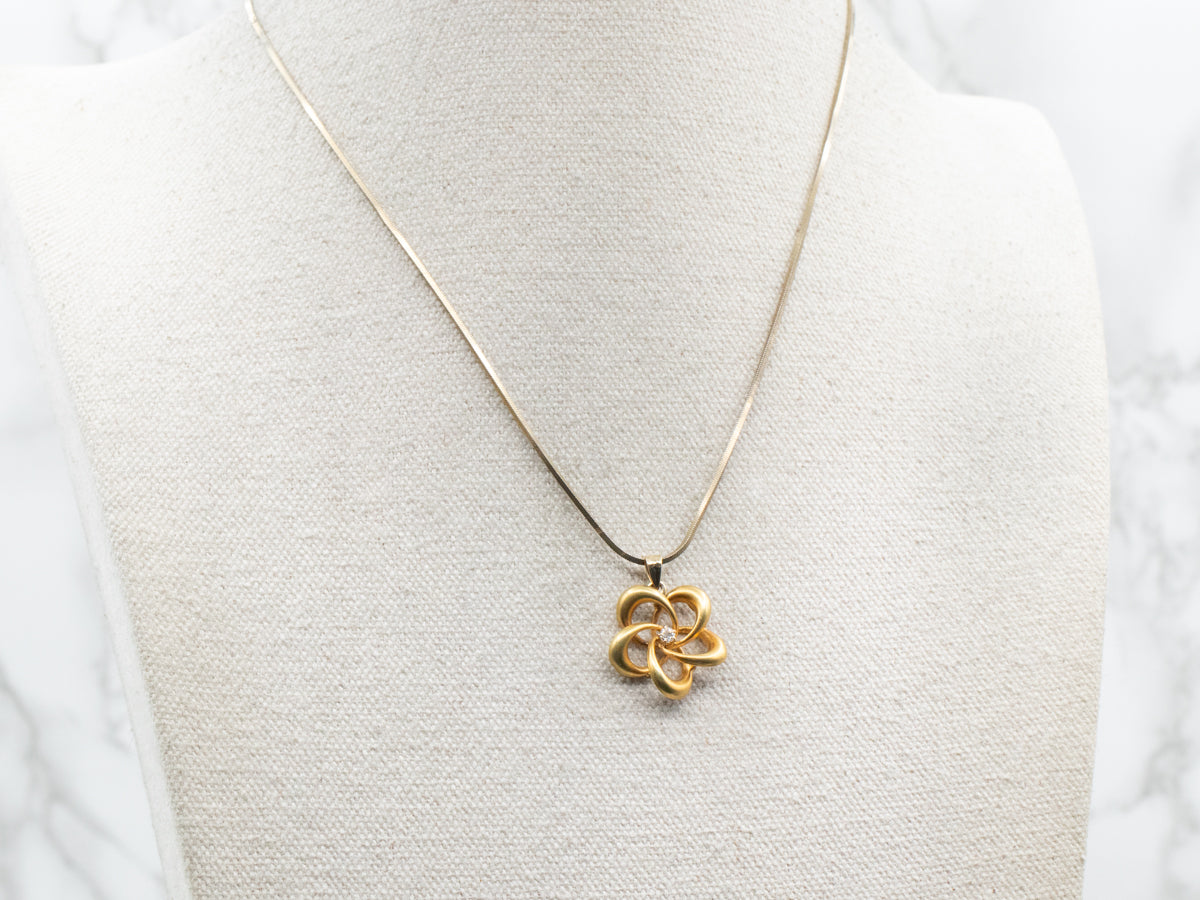 Colgante Nudo de Diamantes en Oro Amarillo