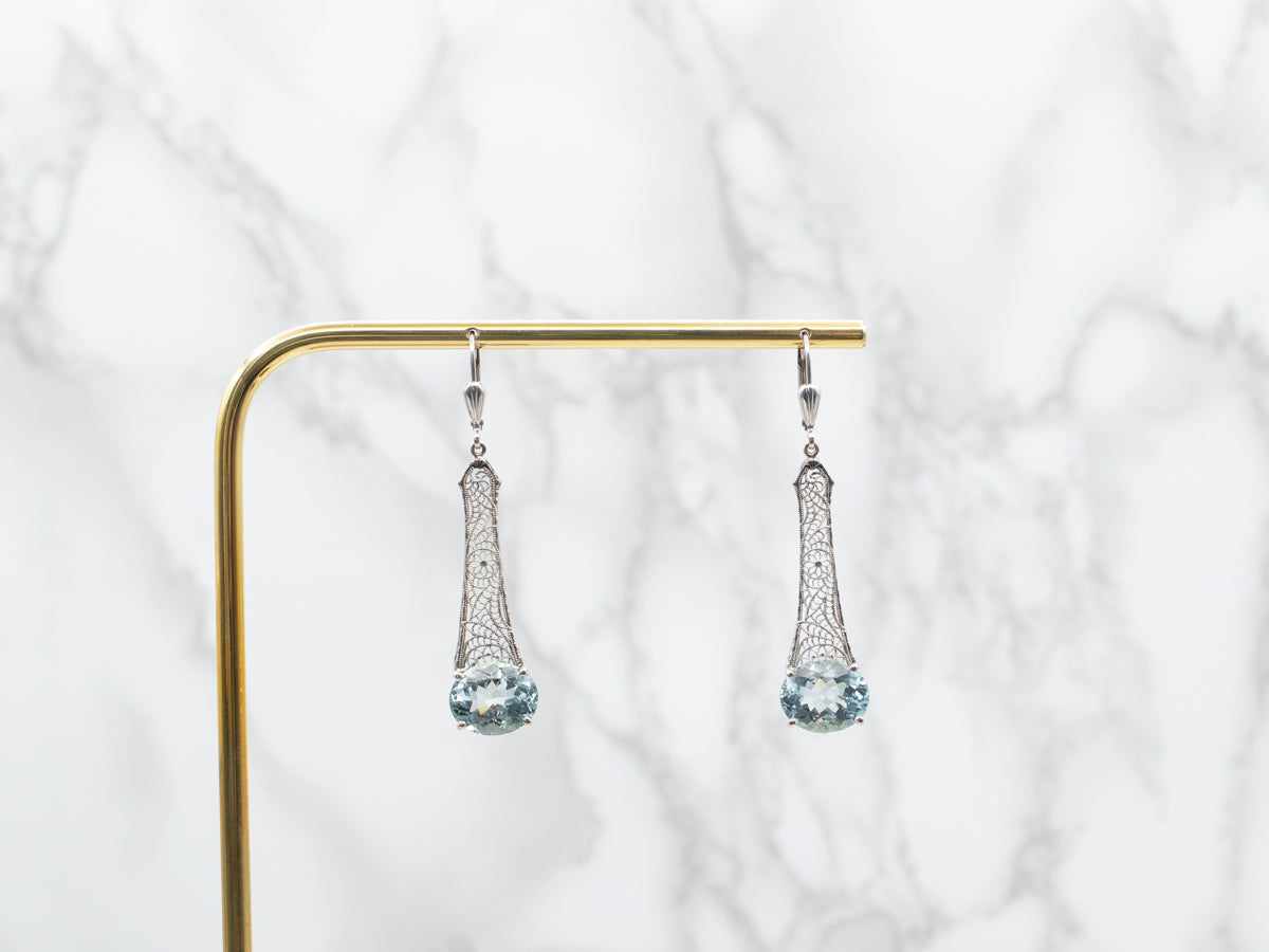Pendientes colgantes de filigrana de aguamarina de este a oeste en oro blanco