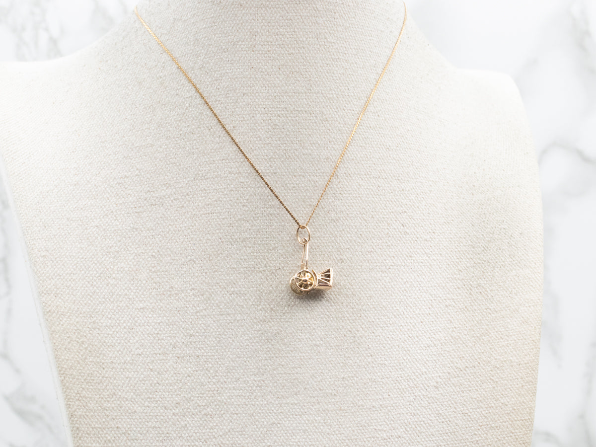 Charm Carruaje en Oro Amarillo con Ruedas Móviles