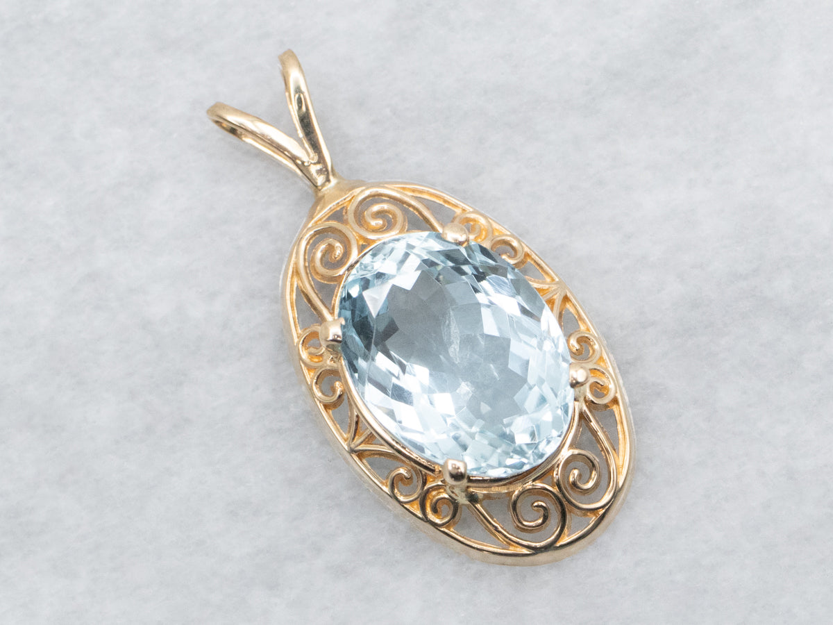 Colgante solitario de aguamarina en oro amarillo con marco de desplazamiento