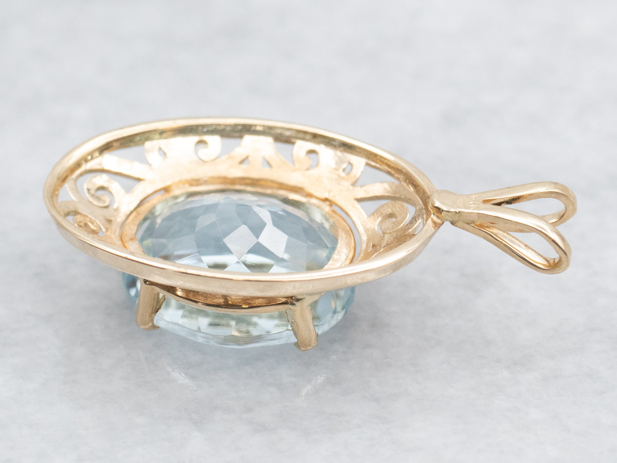 Colgante solitario de aguamarina en oro amarillo con marco de desplazamiento