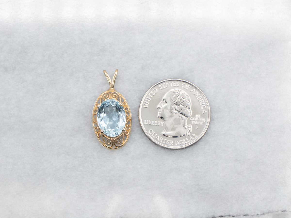 Colgante solitario de aguamarina en oro amarillo con marco de desplazamiento