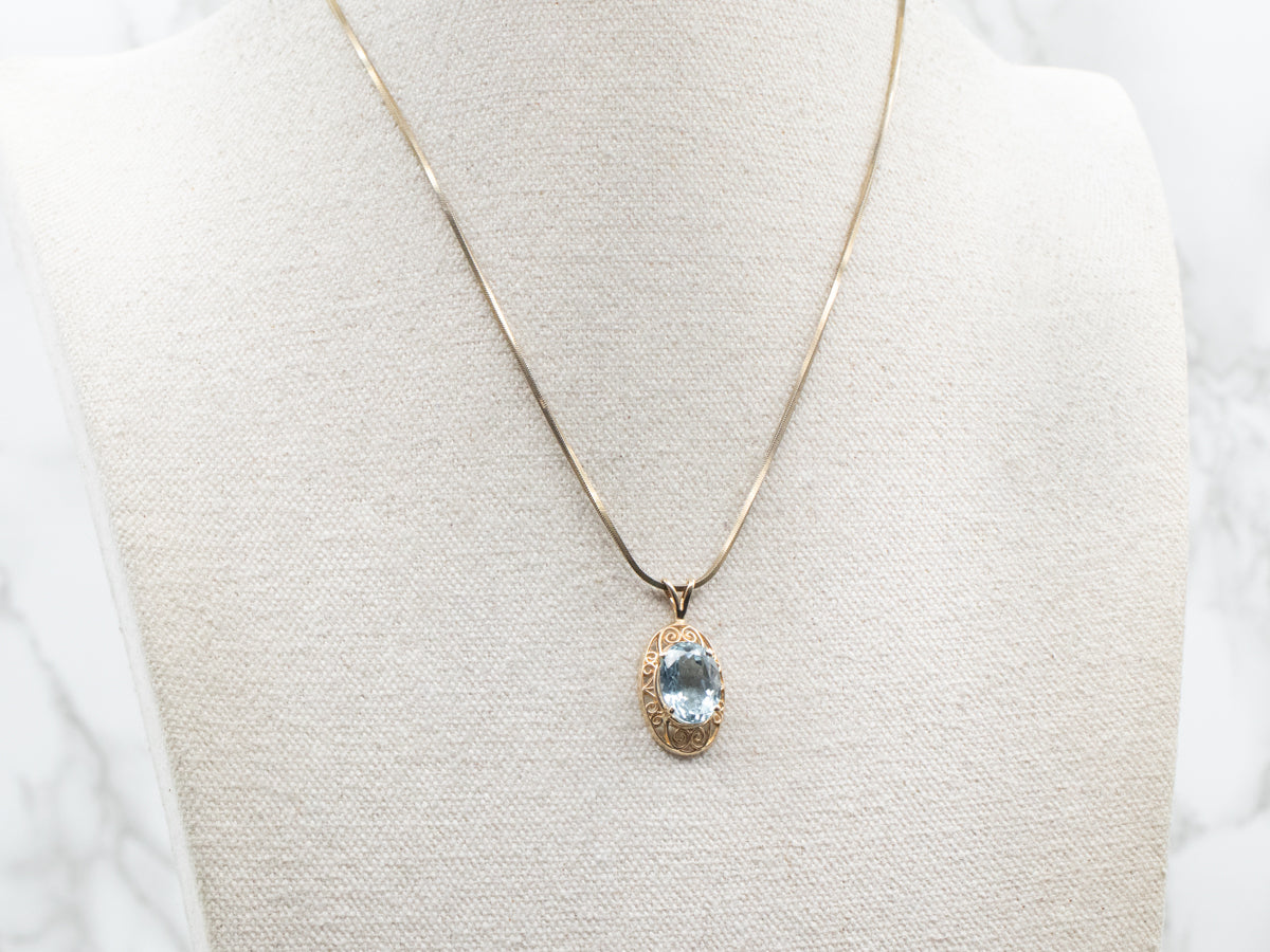 Colgante solitario de aguamarina en oro amarillo con marco de desplazamiento