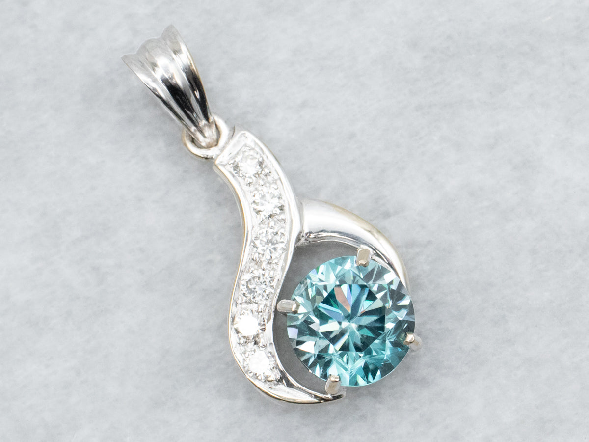 Colgante de circonita azul en oro blanco con detalles de diamantes