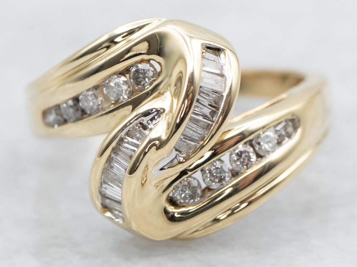 Anillo de derivación arremolinado de diamantes en oro amarillo