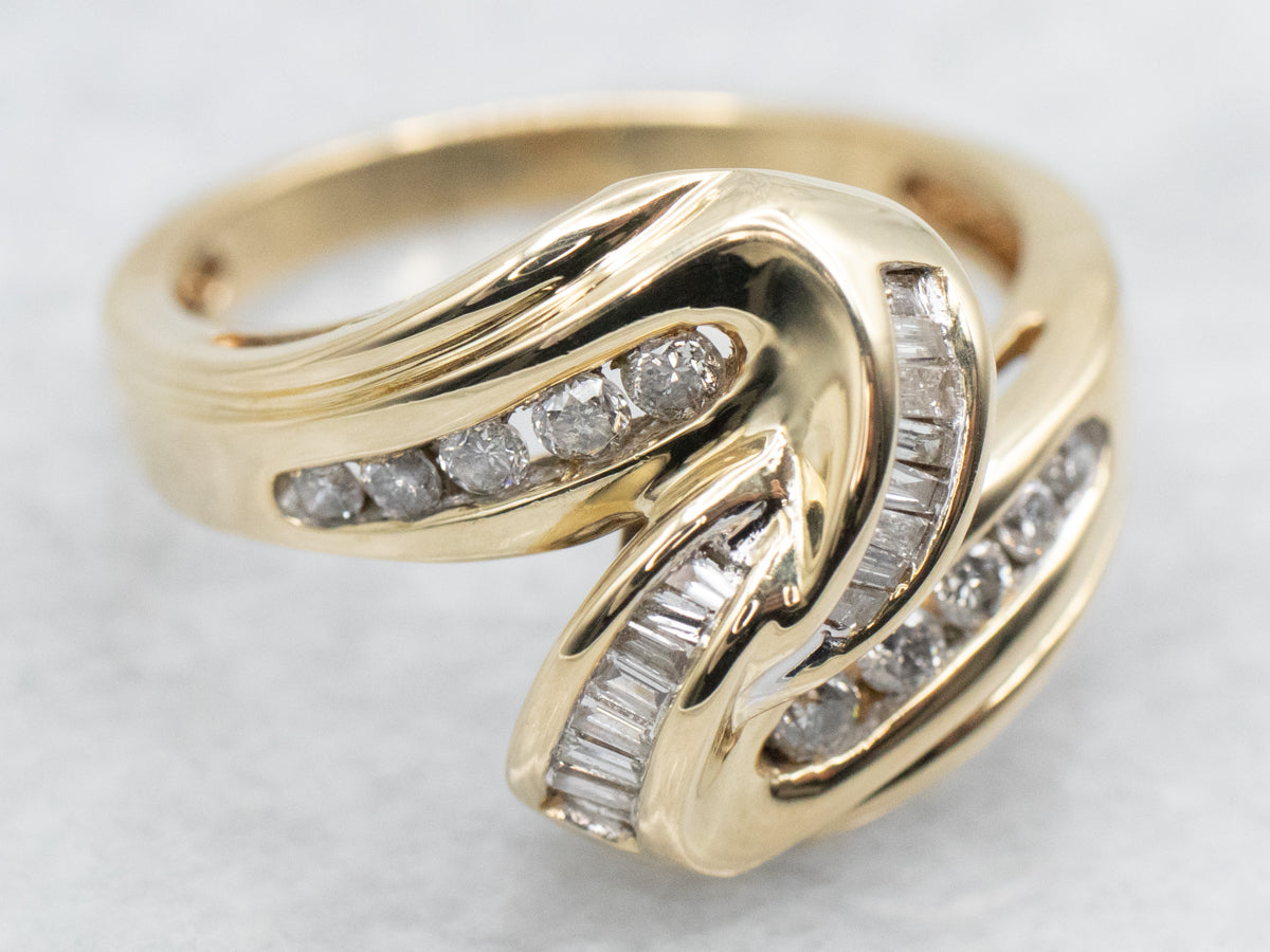 Anillo de derivación arremolinado de diamantes en oro amarillo