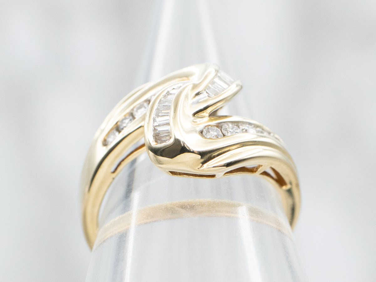 Anillo de derivación arremolinado de diamantes en oro amarillo