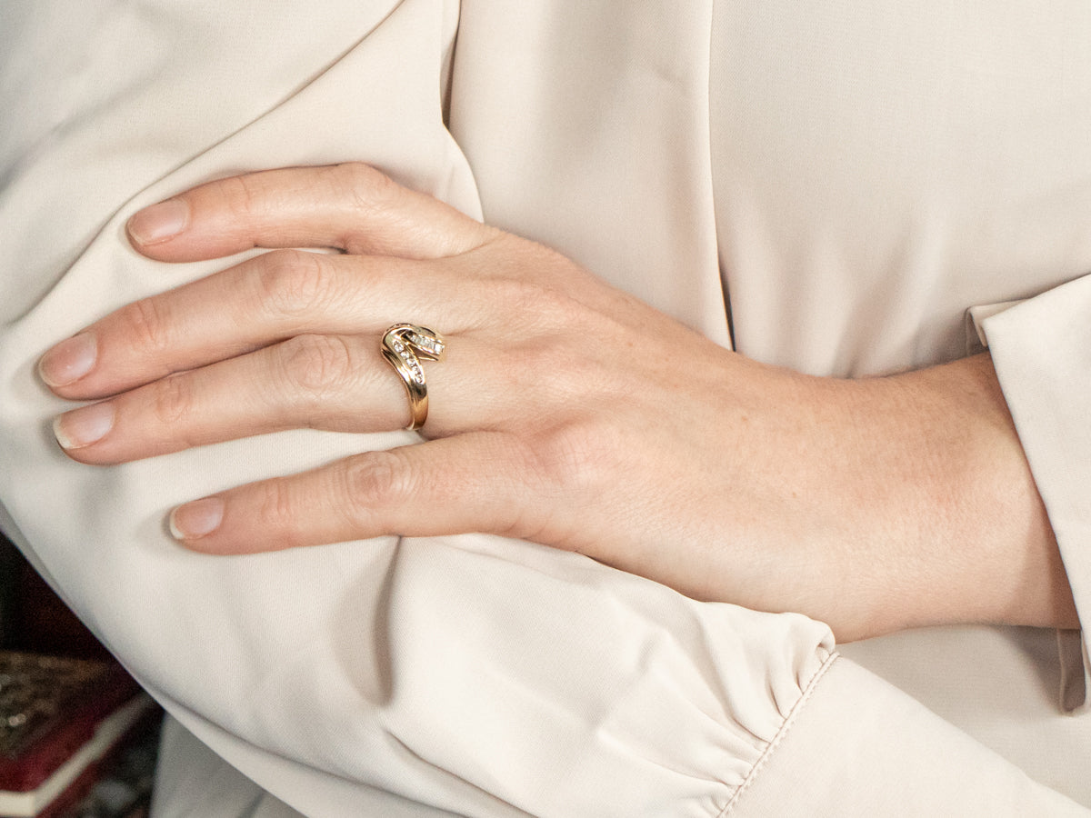 Anillo de derivación arremolinado de diamantes en oro amarillo
