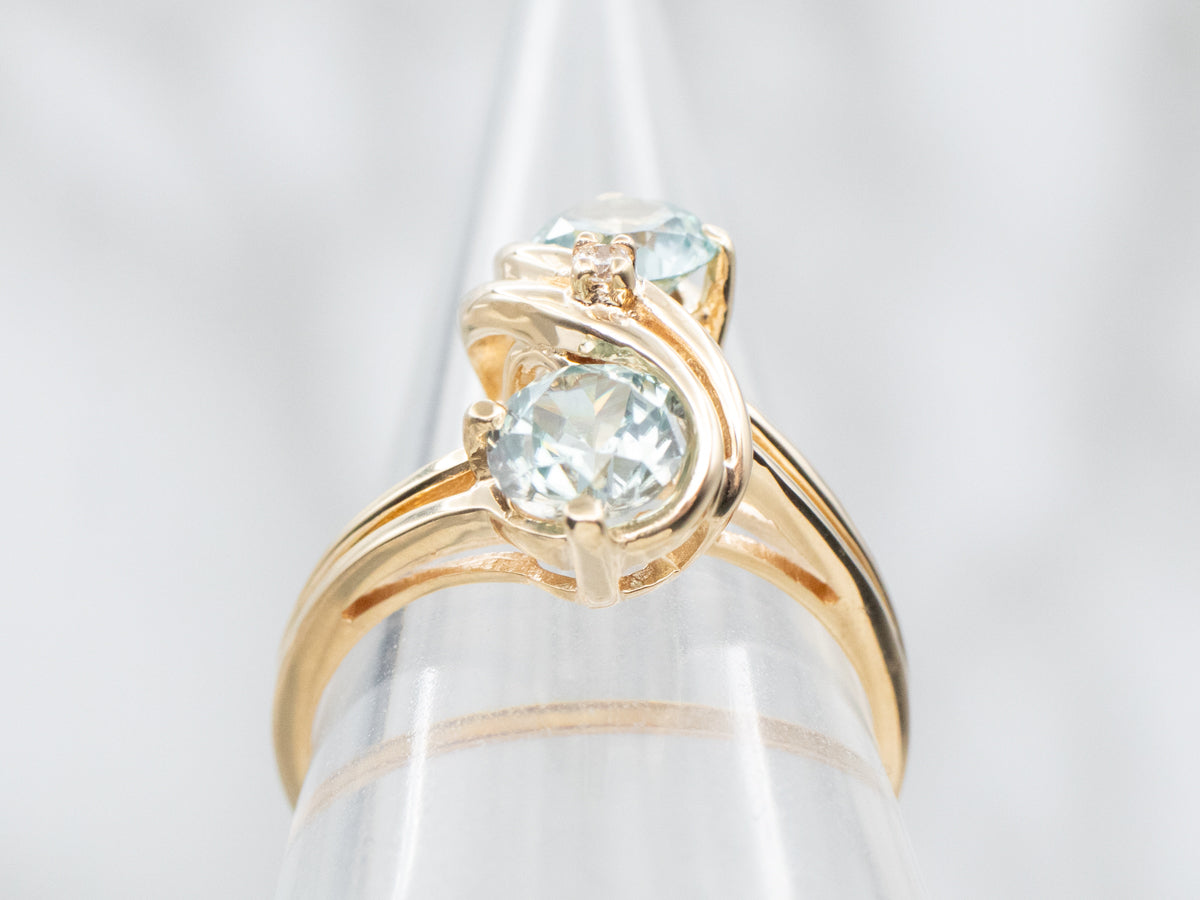 Anillo Toi et Moi de circonita azul en oro amarillo con detalles de diamantes