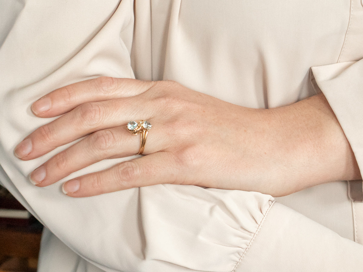 Anillo Toi et Moi de circonita azul en oro amarillo con detalles de diamantes