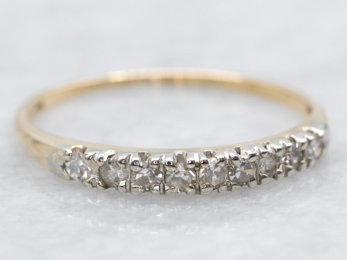 Alianza de boda de oro amarillo con diamantes