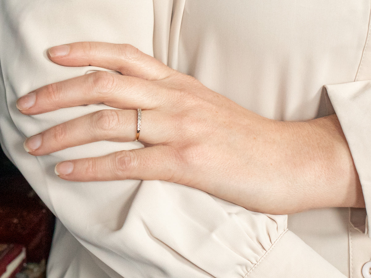 Alianza de boda de oro amarillo con diamantes