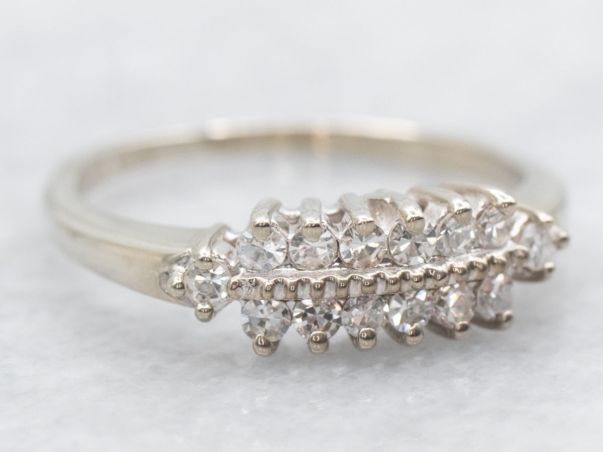 Alianza de boda de diamantes de doble hilera de oro blanco