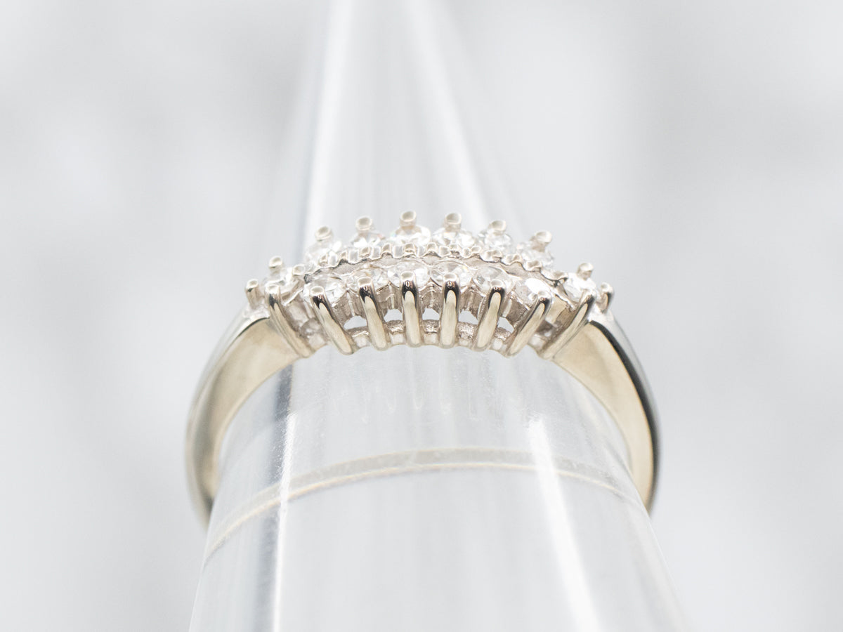 Alianza de boda de diamantes de doble hilera de oro blanco