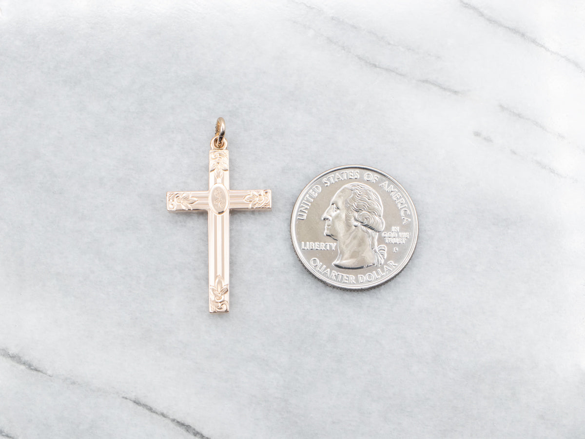 Colgante de cruz floral con monograma "JK" grabado