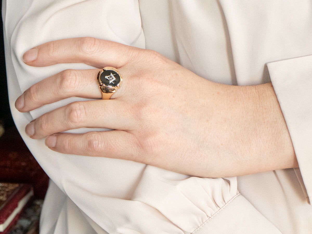 Anillo masónico de oro y ónix de mediados de siglo