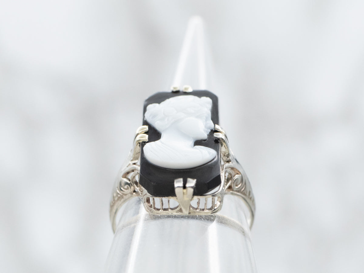 Anillo de camafeo de ónix de oro blanco