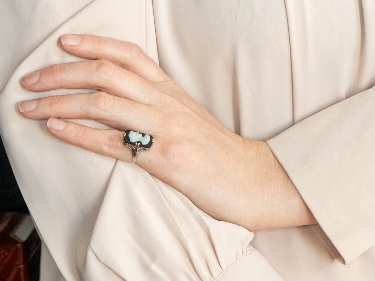 Anillo de camafeo de ónix de oro blanco