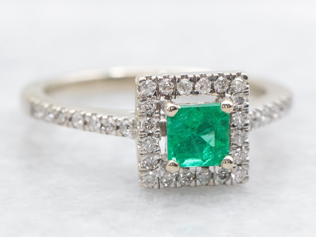 Anillo de compromiso moderno con halo de diamantes y esmeraldas cuadradas