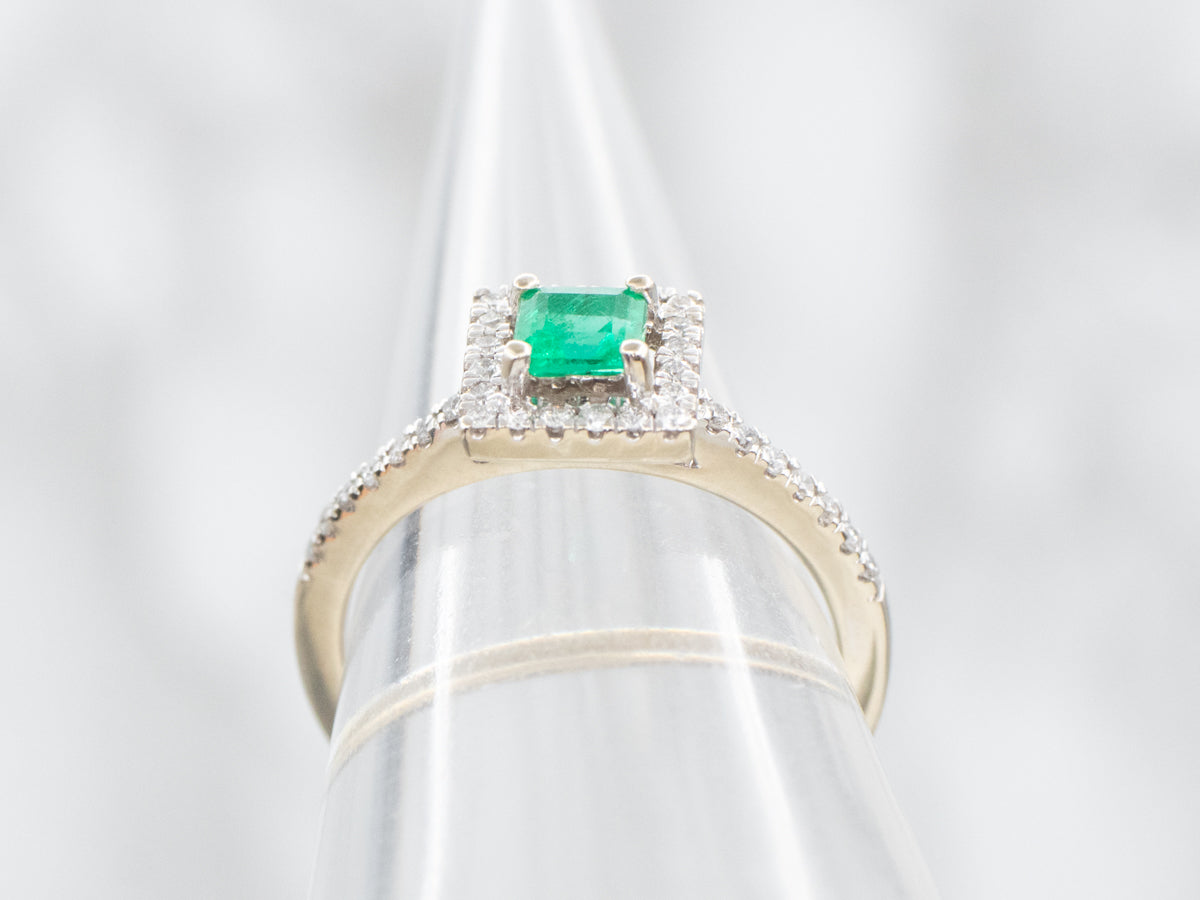 Anillo de compromiso moderno con halo de diamantes y esmeraldas cuadradas