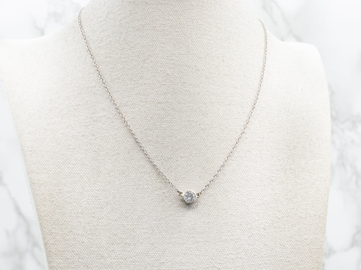 Elegante cadena con solitario de diamantes