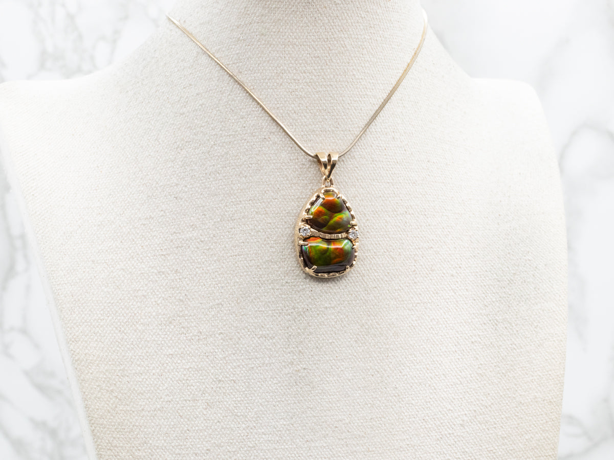 Colgante de oro y diamantes con ágata de fuego