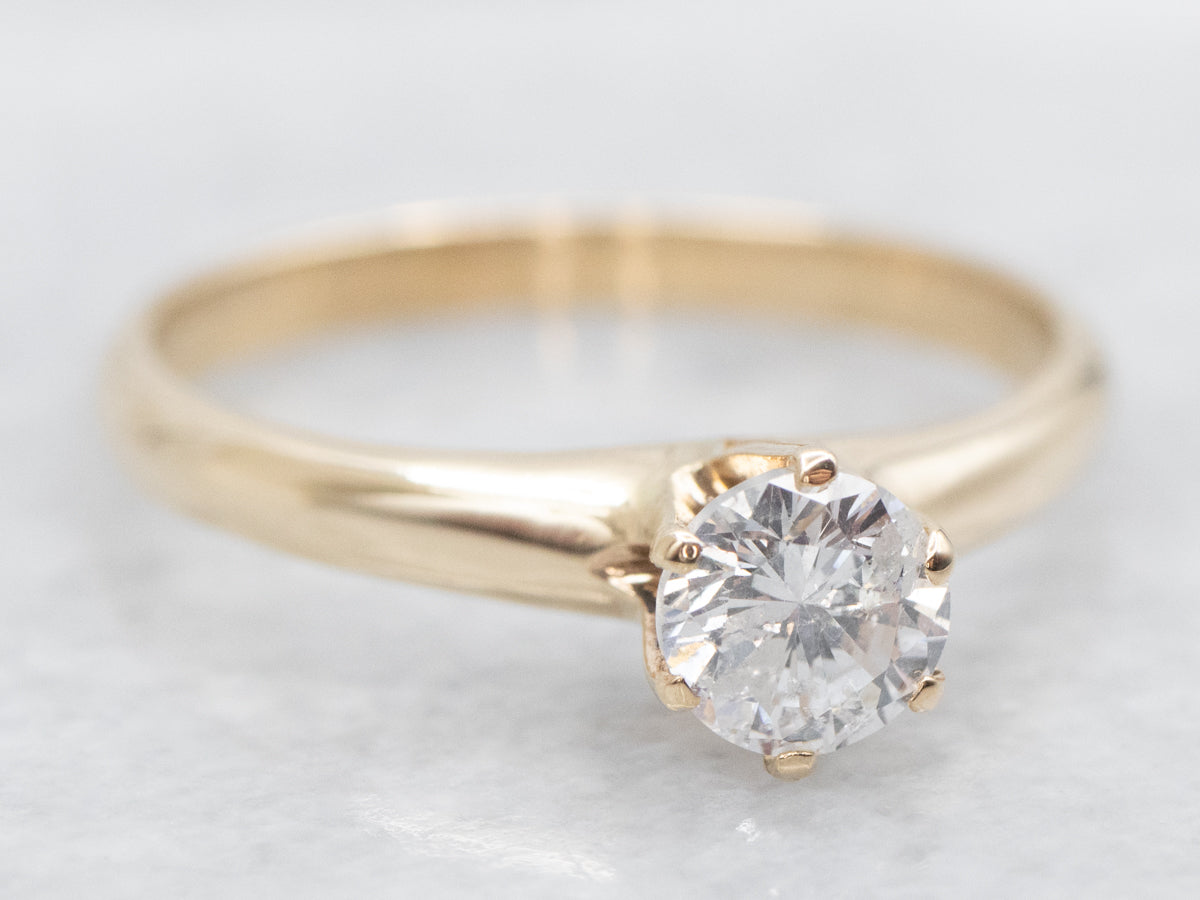 Anillo de compromiso atemporal con solitario de diamantes