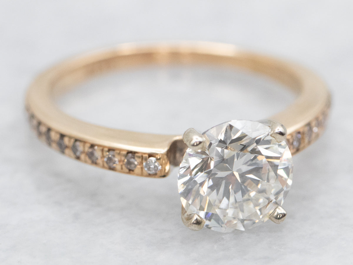 Anillo de compromiso de diamantes redondos brillantes