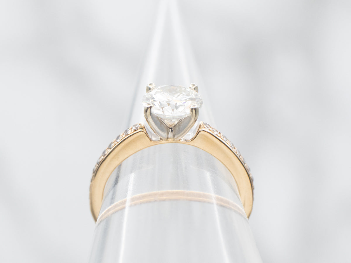 Anillo de compromiso de diamantes redondos brillantes