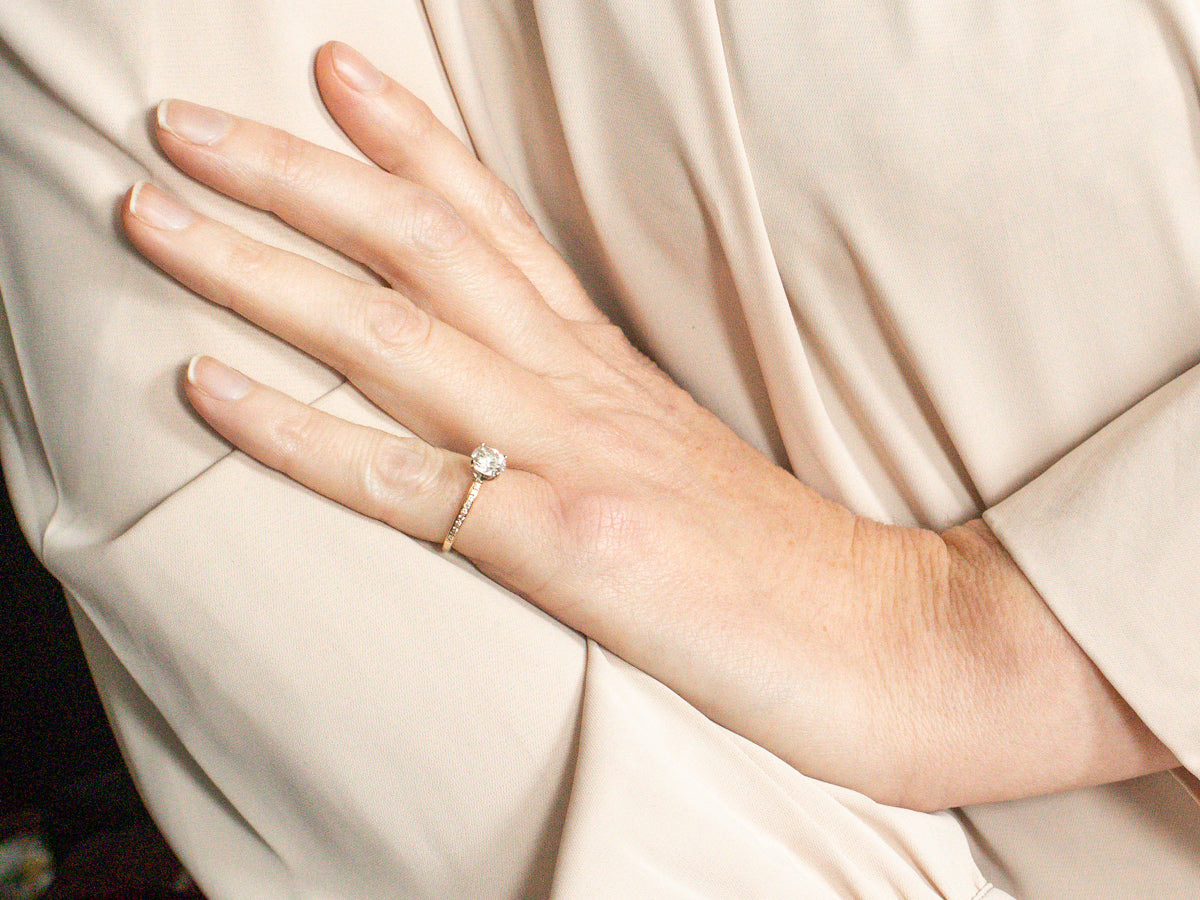 Anillo de compromiso de diamantes redondos brillantes