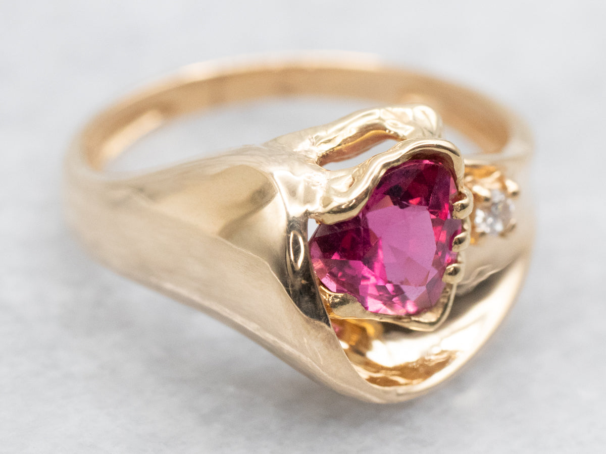 Anillo de diamantes y turmalina rosa de talla billón de oro moderno