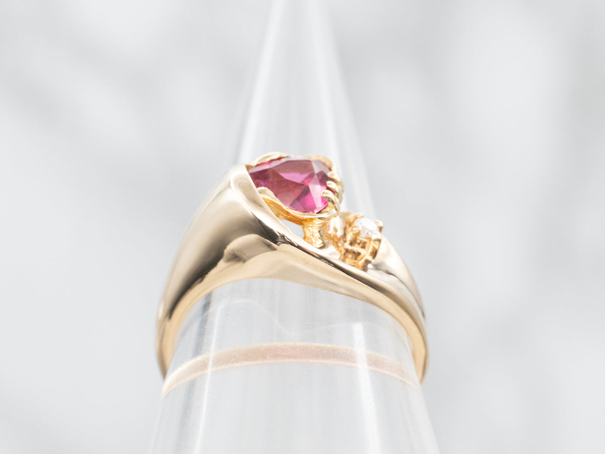 Anillo de diamantes y turmalina rosa de talla billón de oro moderno
