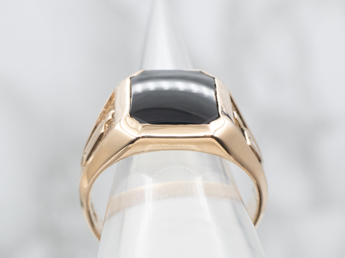 Anillo de escudo masónico de ónix negro de oro amarillo