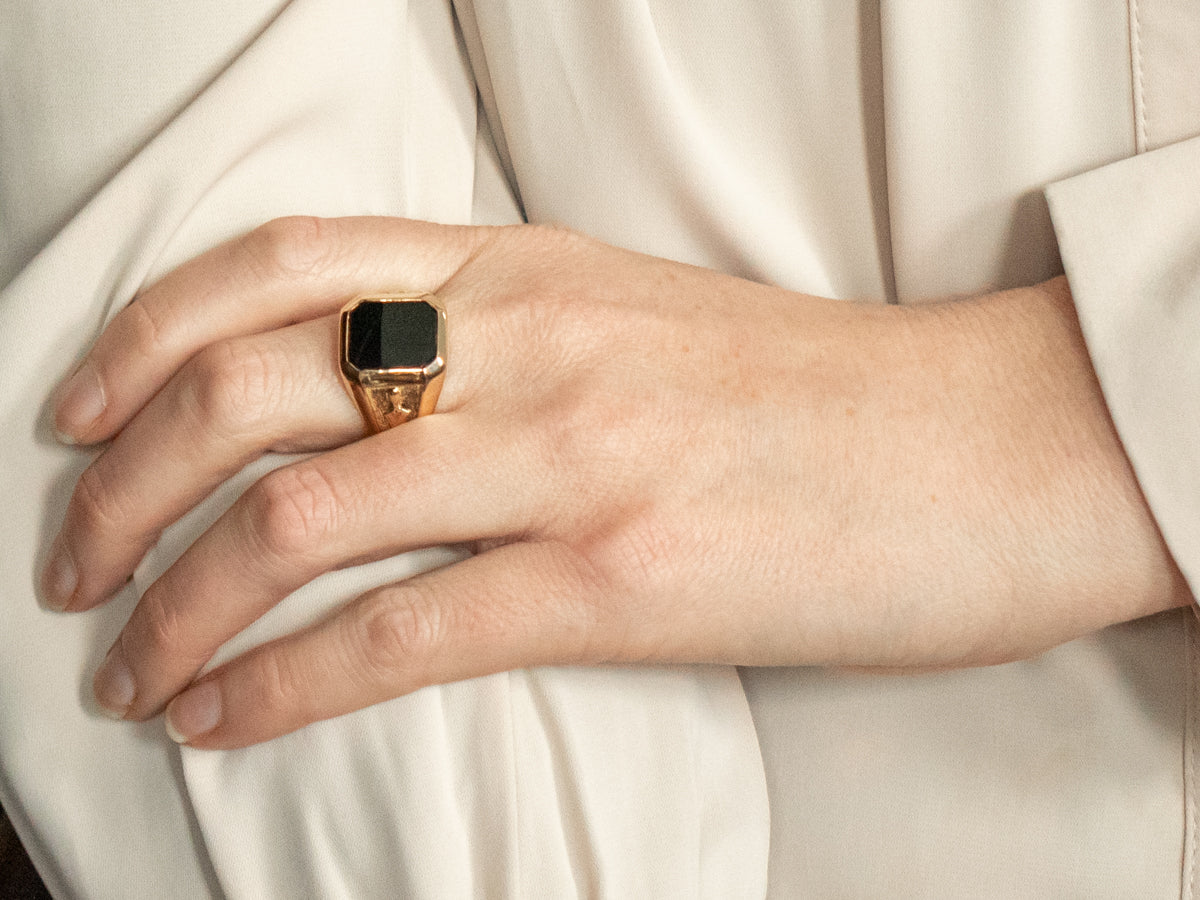 Anillo de escudo masónico de ónix negro de oro amarillo