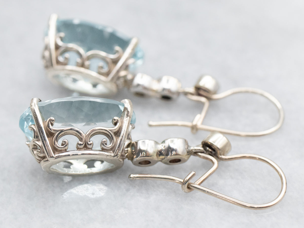 Aretes colgantes con topacio azul, diamantes y rubíes