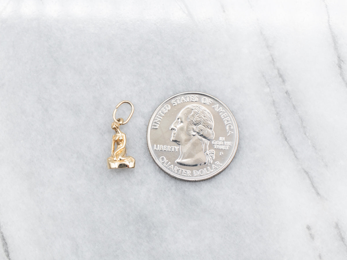 Charm Mujer Sentada en Oro Amarillo