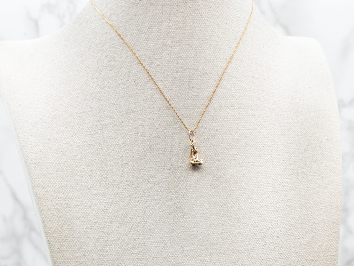 Charm Mujer Sentada en Oro Amarillo