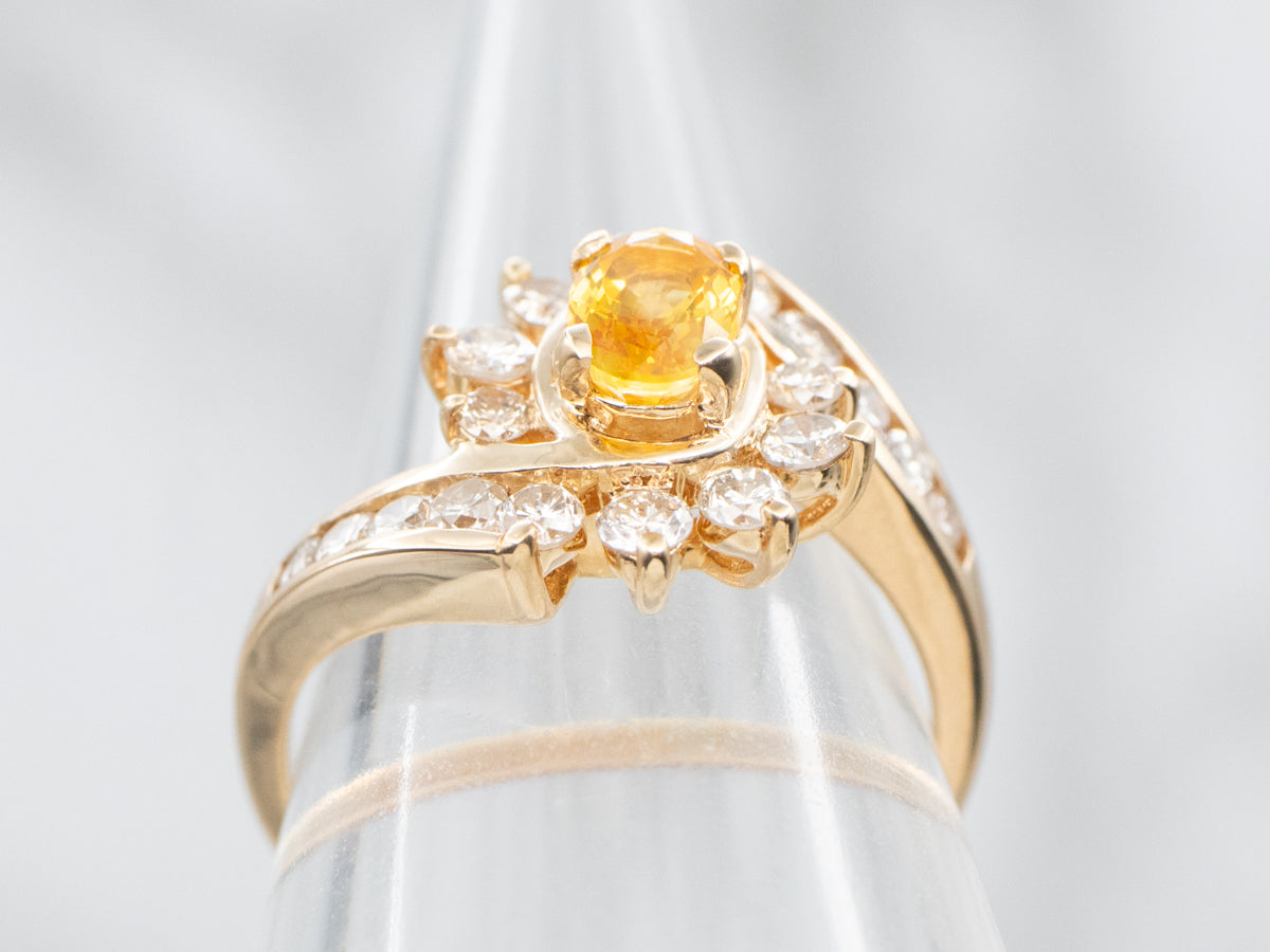 Anillo Bypass de Zafiro Amarillo en Oro Amarillo con Halo y Hombros de Diamantes