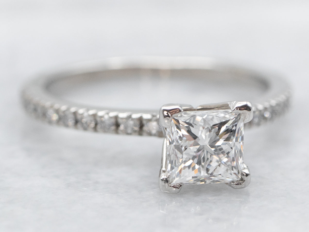 Anillo de compromiso de diamantes con certificación GIA de platino y hombros de diamantes