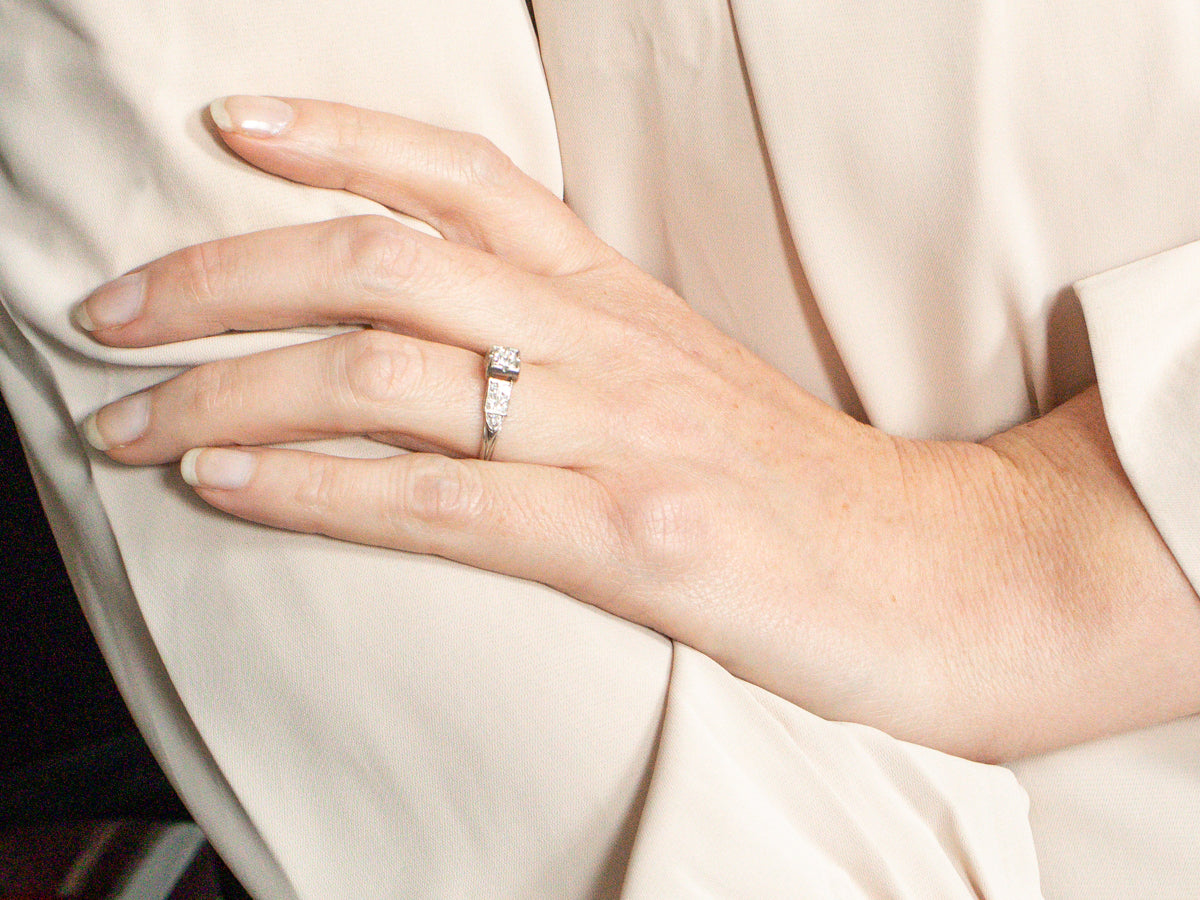 Anillo de compromiso de diamantes de talla única y europea