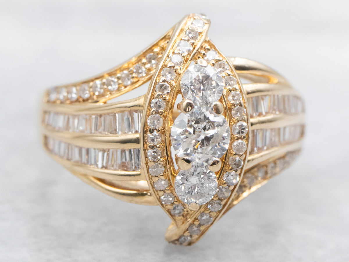 Anillo bypass de diamantes en oro amarillo con detalles de diamantes