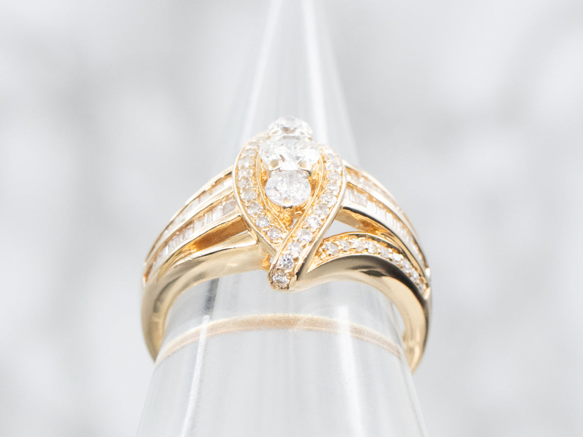 Anillo bypass de diamantes en oro amarillo con detalles de diamantes